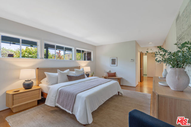 13451 Cheltenham Drive, Sherman Oaks CA: https://media.crmls.org/mediaz/d7fb169a-44bf-4549-a438-2a27681cfa54.jpg