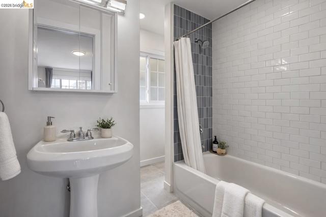 3114 california, Berkeley CA: https://media.crmls.org/mediaz/d7fb6a88-0da4-4e9b-acfa-d1cec335f141.jpg