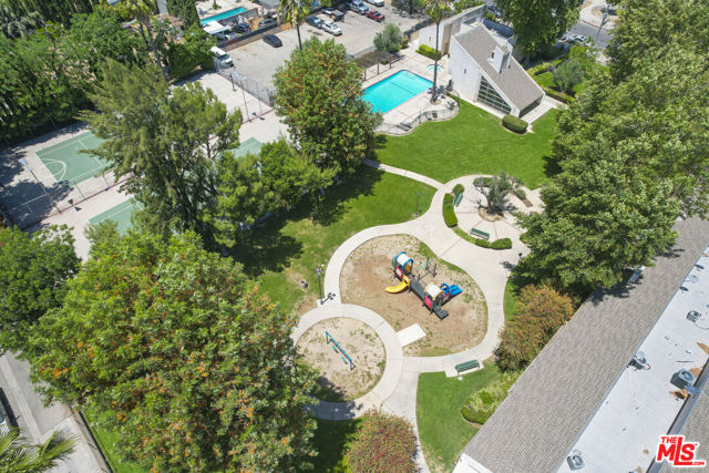 7631 Reseda Boulevard, Reseda CA: https://media.crmls.org/mediaz/d7fb79cd-22d6-438a-b47f-8bec6f27e947.jpg
