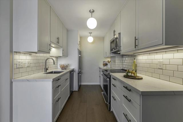 565 Bellevue Avenue, Oakland CA: https://media.crmls.org/mediaz/d7fbfe27-a22f-4977-be32-1ccb20e7b96d.jpg