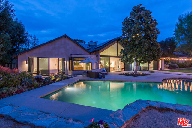 17352 Magnolia Boulevard, Encino CA: https://media.crmls.org/mediaz/d7fe57f2-7454-4fb6-a73a-f7c17213007d.jpg