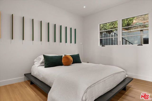 4934 La Roda Avenue, Los Angeles CA: https://media.crmls.org/mediaz/d7feb7f1-ed5c-4eaf-88b2-32ad1fe1df57.jpg