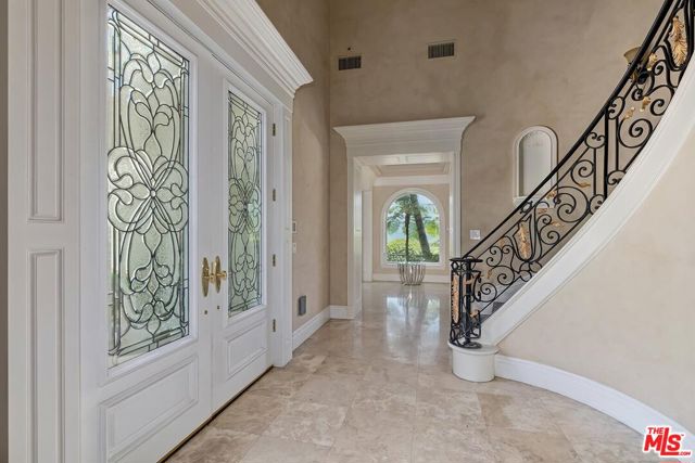 732 Saint Katherine Drive, La Canada Flintridge CA: https://media.crmls.org/mediaz/d7ff1c8d-6947-4af4-9d10-b9f5f50b07c1.jpg