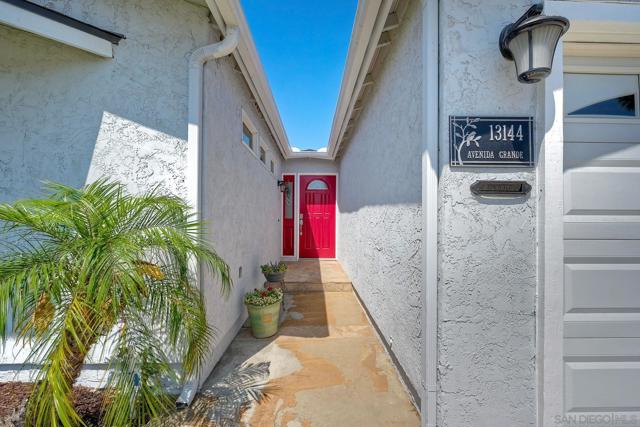 13144 Avenida Grande, San Diego CA: https://media.crmls.org/mediaz/d7ff9186-2150-49c8-a295-b4d028801df9.jpg