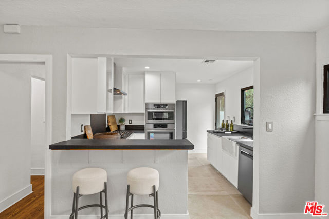 722 N La Jolla Avenue, Los Angeles CA: https://media.crmls.org/mediaz/d7ffa1dd-8b0f-491c-8244-8efd084958dd.jpg