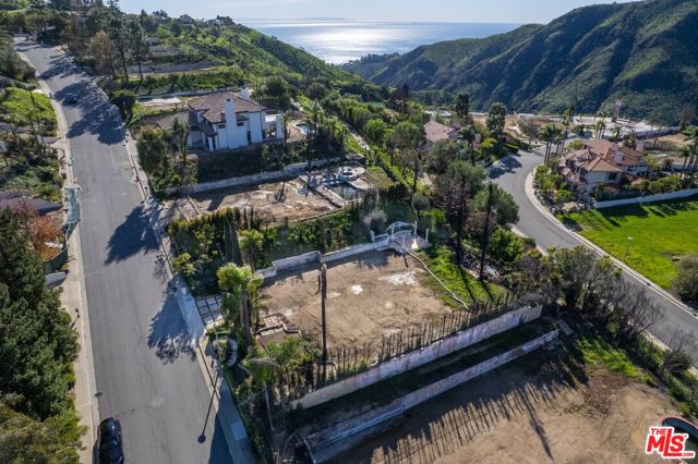 16780 Monte Hermoso Drive, Pacific Palisades CA: https://media.crmls.org/mediaz/d7ffbe41-5f22-45bb-af65-05182917efb8.jpg
