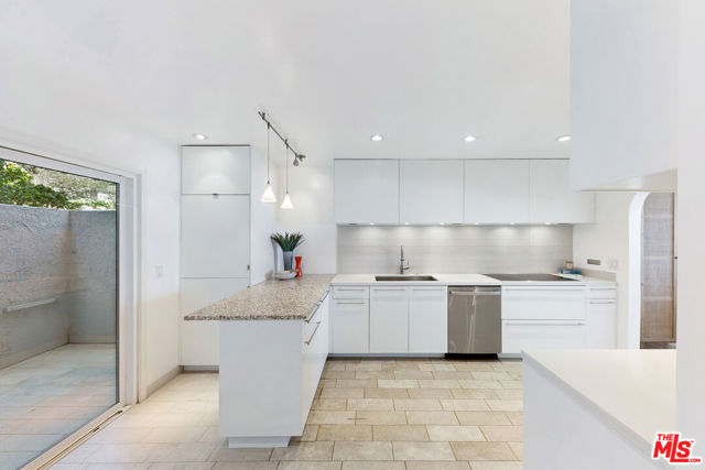 29672 Zuma Bay Way, Malibu CA: https://media.crmls.org/mediaz/d8019bbd-e031-4d9c-95f0-4bcdbcdb392b.jpg