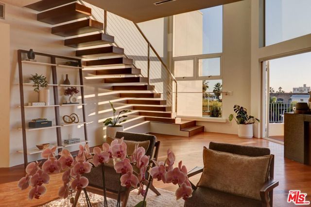 255 Main Street, Venice CA: https://media.crmls.org/mediaz/d801f438-cf5c-4031-be19-f67458b21d49.jpg