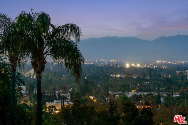 4025 Weslin Avenue, Sherman Oaks CA: https://media.crmls.org/mediaz/d802aabe-dd11-49ec-8f05-5a5070868bfd.jpg