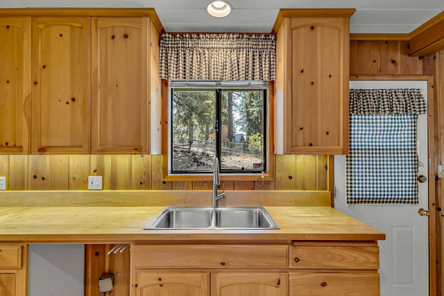 52551 Pine Ridge Road, Idyllwild CA: https://media.crmls.org/mediaz/d802c89d-2515-4c39-ac42-1d3159d10762.jpg