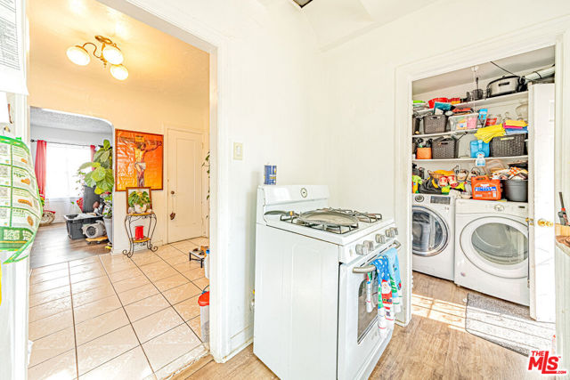 1618 S Burnside Avenue, Los Angeles CA: https://media.crmls.org/mediaz/d80406a0-a804-48d8-b58c-d32520de9d24.jpg