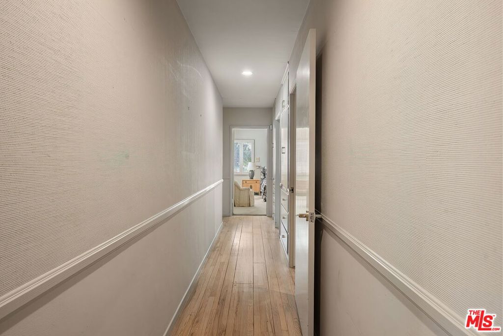 https://media.crmls.org/mediaz/d804e1b3-c7dc-4c4a-a252-15b17470916d.jpg?preset=X-Large