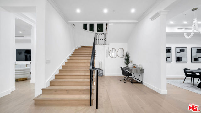 1447 San Ysidro Drive, Beverly Hills CA: https://media.crmls.org/mediaz/d805120f-88a8-4279-b589-ab77f481a698.jpg