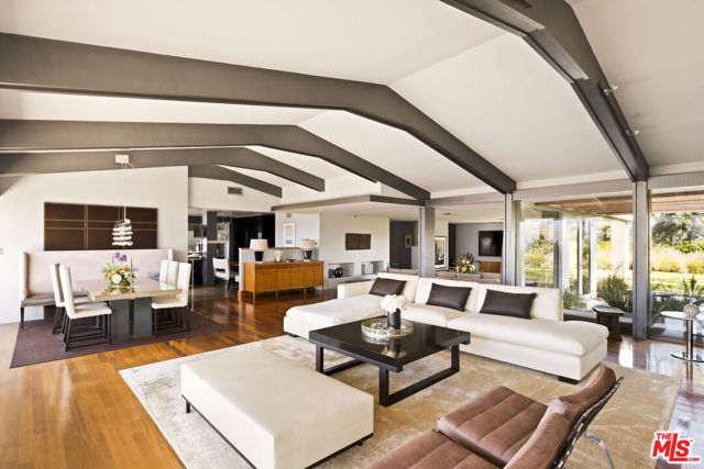 11531 Amanda Drive, Studio City CA: https://media.crmls.org/mediaz/d8051947-f7a5-4962-9f26-c69cbcb4b5ed.jpg