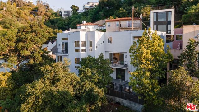7209 Sunnydip Trail, Los Angeles CA: https://media.crmls.org/mediaz/d806d502-52e8-4d68-abf6-344e51190df1.jpg