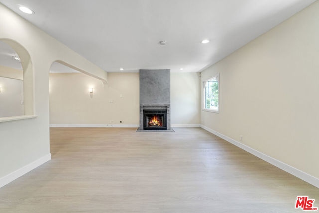 209 N Doheny Drive, Beverly Hills CA: https://media.crmls.org/mediaz/d806d86a-1bca-478b-9769-5994068d2a2f.jpg