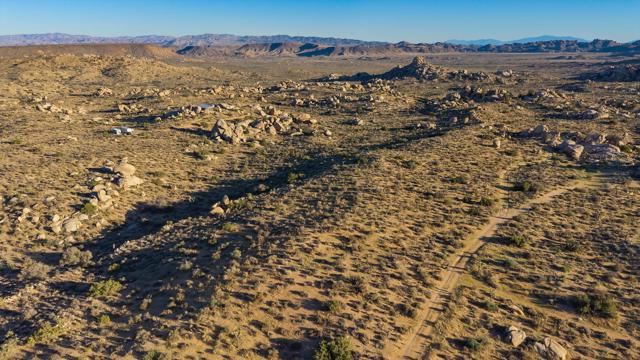 1 Dragonfly Lane, Pioneertown CA: https://media.crmls.org/mediaz/d8076b19-56d0-423a-a1bf-6dd848351d66.jpg