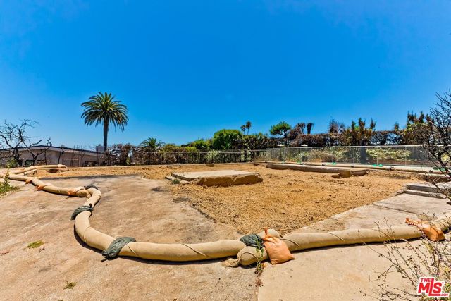 1033 Lachman Lane, Pacific Palisades CA: https://media.crmls.org/mediaz/d807b15a-bcfc-44d1-836b-d984cdfa3907.jpg