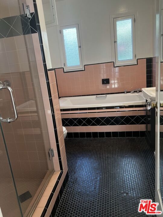 7257 Oakwood Avenue, Los Angeles CA: https://media.crmls.org/mediaz/d807b76a-2cbd-4286-8c90-60ac349f2076.jpg