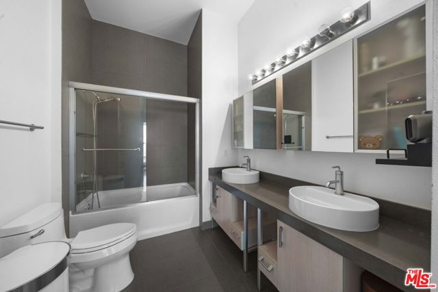 1234 Wilshire Boulevard, Los Angeles CA: https://media.crmls.org/mediaz/d807ee9b-1bd7-4e9f-844c-5188c42f2c91.jpg