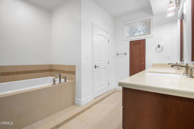 Detail Gallery Image 23 of 45 For 11961 Darlington Ave #3,  Los Angeles,  CA 90049 - 4 Beds | 3 Baths