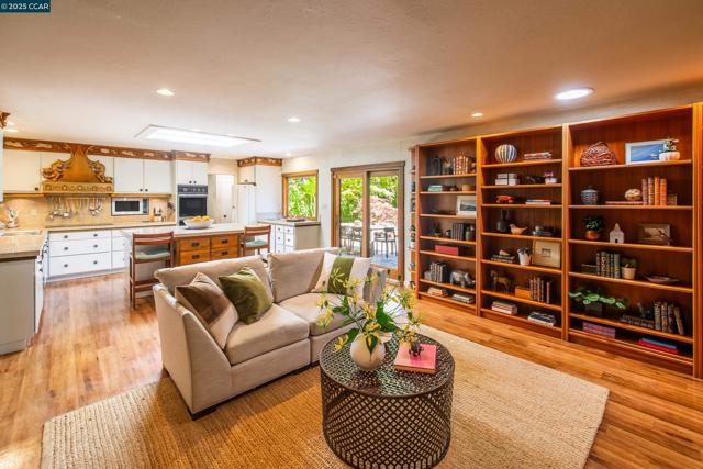71 Silverwood Dr, Lafayette CA: https://media.crmls.org/mediaz/d807f6bc-5268-4f67-9c5d-f6d45cf967f4.jpg