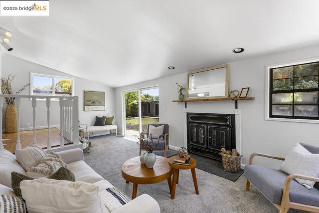 615 Manuel Dr, Novato CA: https://media.crmls.org/mediaz/d8083156-dbba-4a95-924b-1fcc4e160272.jpg