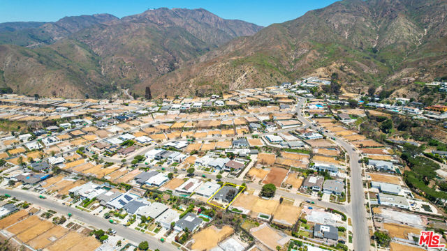 18128 Kingsport Drive, Malibu CA: https://media.crmls.org/mediaz/d8084e2c-1cdc-4b36-b3ec-d73907869d58.jpg