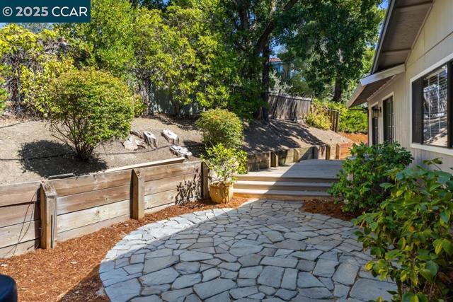 2554 Mockingbird Hill Rd, Walnut Creek CA: https://media.crmls.org/mediaz/d808e875-ece4-4ac5-8501-2b7a7c0eb443.jpg