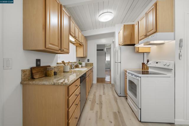 18977 Thornbury ave, Castro Valley CA: https://media.crmls.org/mediaz/d80905ce-214b-400c-b500-59f7f8f36fd5.jpg