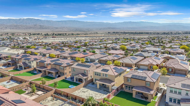 35469 Cortesia Way, Palm Desert CA: https://media.crmls.org/mediaz/d8092b79-7862-4653-be6c-685186b93517.jpg