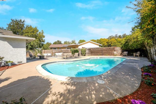 1662 Dorchester Pl, Concord CA: https://media.crmls.org/mediaz/d80b6768-1d0c-4681-b0e3-94dd145441c0.jpg