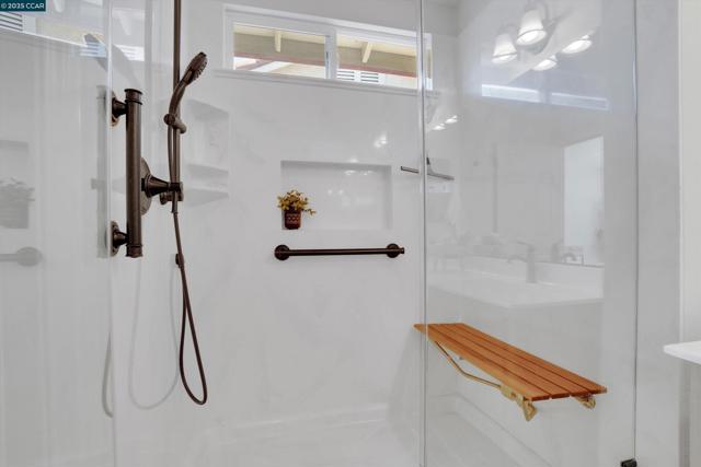 380 Claremont Dr, Brentwood CA: https://media.crmls.org/mediaz/d80bffb8-426a-4625-8121-fad8598e06f1.jpg