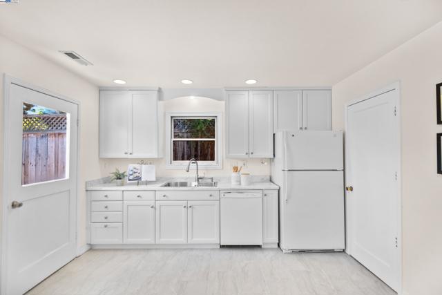2948 Glenside Dr, Concord CA: https://media.crmls.org/mediaz/d80c24e4-c3e2-4a33-bc83-327d59bc457a.jpg
