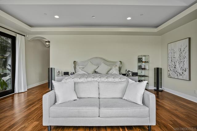 7335 El Fuerte St, Carlsbad CA: https://media.crmls.org/mediaz/d80ce2b4-d248-4367-add6-070a9ca7b601.jpg