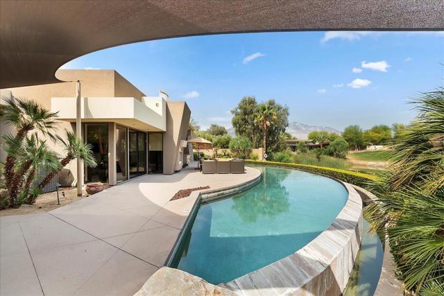 72 Royal Saint Georges Way, Rancho Mirage CA: https://media.crmls.org/mediaz/d80cfa91-dbe8-4fe2-88e1-41fd06a580c2.jpg