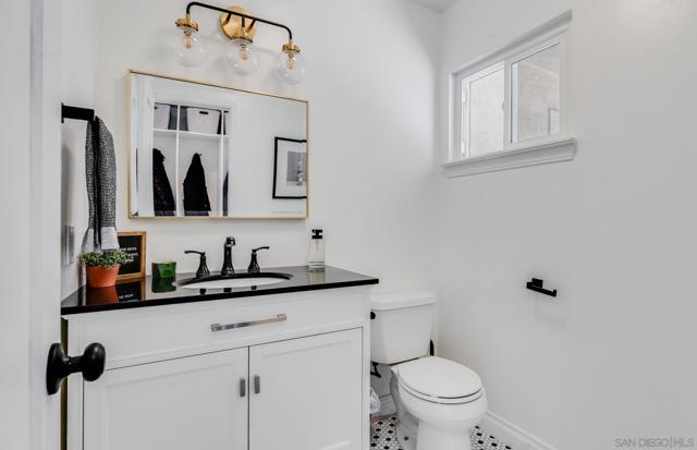 1271 Via Sendero, Escondido CA: https://media.crmls.org/mediaz/d80e8006-eb69-4707-ac0f-c05b14f5b746.jpg