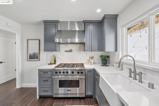 5646 Thornhill Dr, Oakland CA: https://media.crmls.org/mediaz/d80edfd1-1b88-461f-a453-15f8959c6b26.jpg