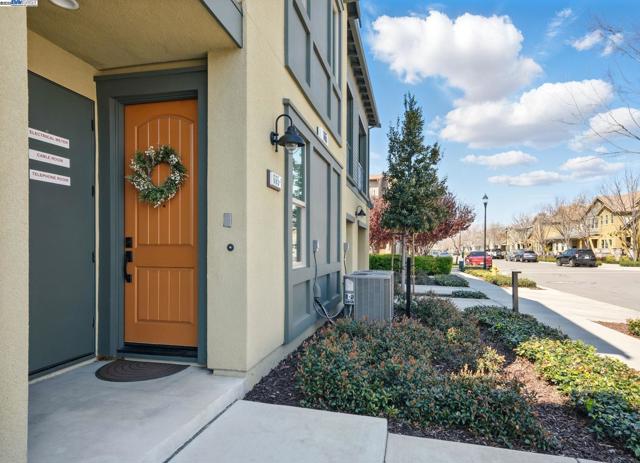 665 Sandalwood, Livermore CA: https://media.crmls.org/mediaz/d80eecfd-5081-40c7-832a-8fd68e6e8379.jpg