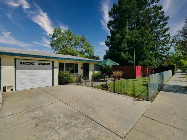 1105 Sanchez Way, Redwood City CA: https://media.crmls.org/mediaz/d80fa88a-5760-4d98-a93c-17a8df9c7fe7.jpg