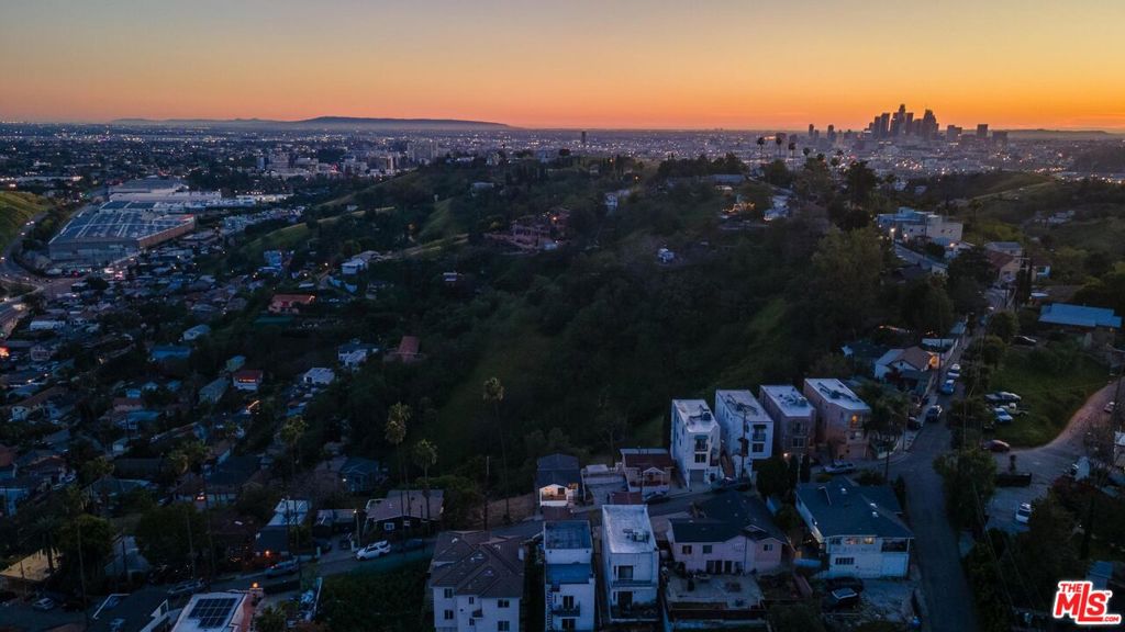 https://media.crmls.org/mediaz/d80fc2c7-ac68-49bf-bc93-a76c4a07905b.jpg?preset=X-Large