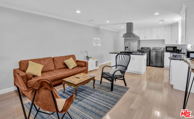 1946 W 39th Street, Los Angeles CA: https://media.crmls.org/mediaz/d80fd979-f3c6-474b-82ab-8ce16608190d.jpg