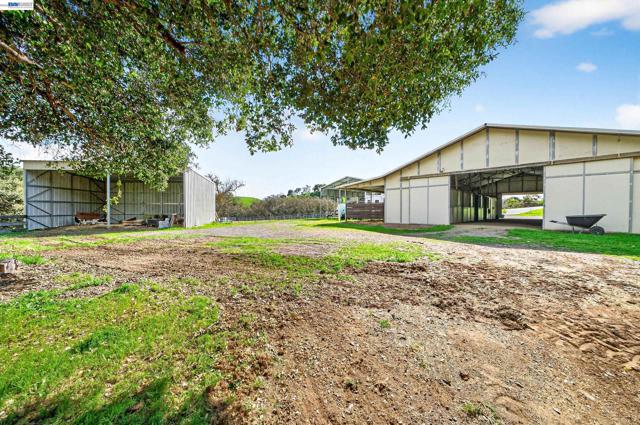 10700 Foothill Rd, Sunol CA: https://media.crmls.org/mediaz/d812e43b-85d3-4f6e-a3d4-6fc9d0945a91.jpg