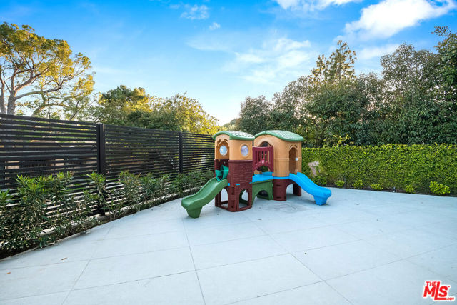16601 Park Lane Circle, Los Angeles CA: https://media.crmls.org/mediaz/d813b8b1-92f4-4911-a372-9ba4b0e3b27f.jpg