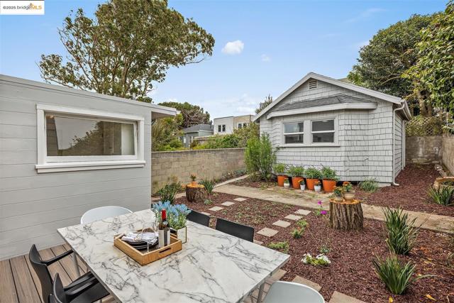262 Byxbee St, San Francisco CA: https://media.crmls.org/mediaz/d8152909-f8d2-4bf5-81d2-f3b61723604c.jpg