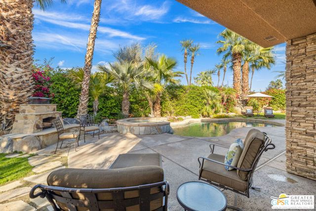 2 Varsity Circle, Rancho Mirage CA: https://media.crmls.org/mediaz/d8153351-24b3-4311-89cf-547594aca894.jpg
