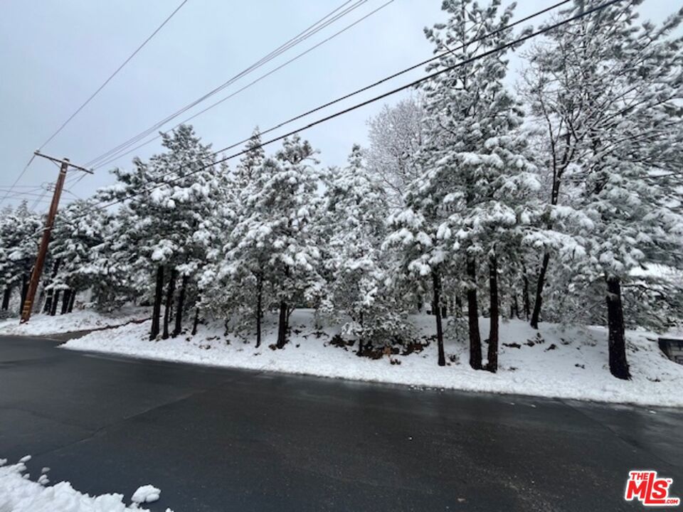 https://media.crmls.org/mediaz/d818292c-6193-4e14-8571-b0180401af3f.jpg?preset=X-Large