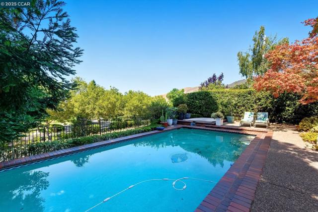 4355 Quail Run Ln, Danville CA: https://media.crmls.org/mediaz/d818475c-4f34-4499-87ee-171912ceb342.jpg