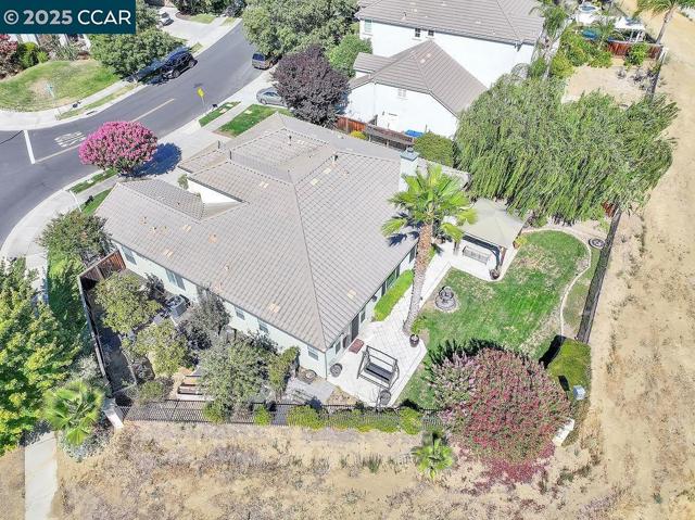 2560 Risebridge Ct, Brentwood CA: https://media.crmls.org/mediaz/d819bbfb-a1e0-4176-9b28-96b22b27bbe3.jpg