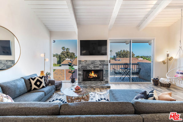 28374 Rey De Copas Lane, Malibu CA: https://media.crmls.org/mediaz/d81aea91-774a-40cc-9e46-e0313ca345eb.jpg